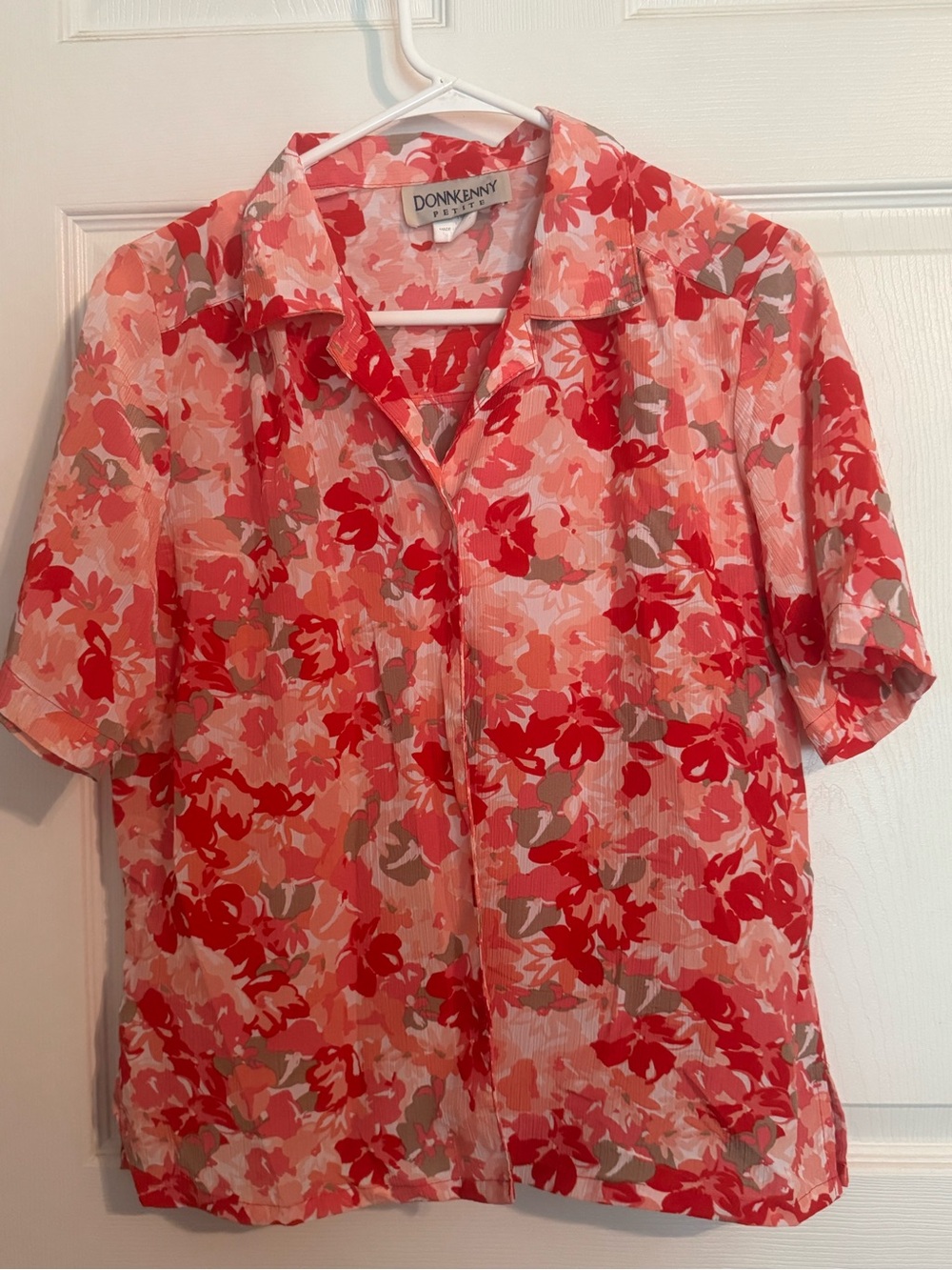 Donkenny Women's Coral & Red Floral Short-Sleeve Blouse